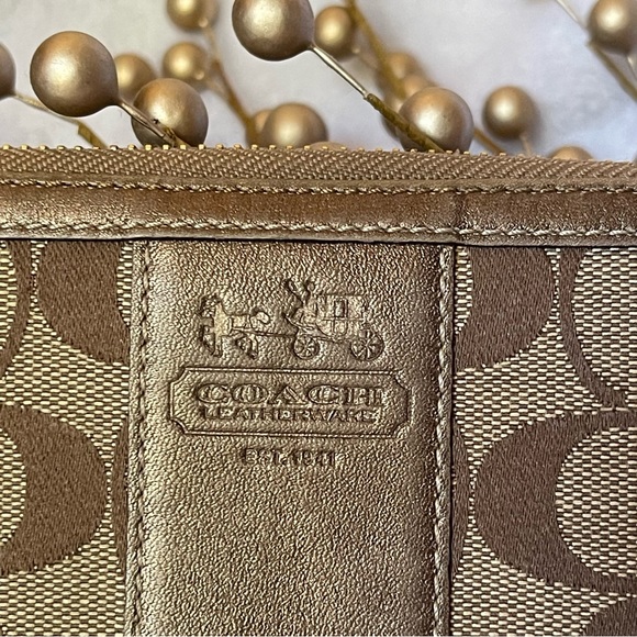 Authentic Coach Zippy wallet - Picture 4 of 9